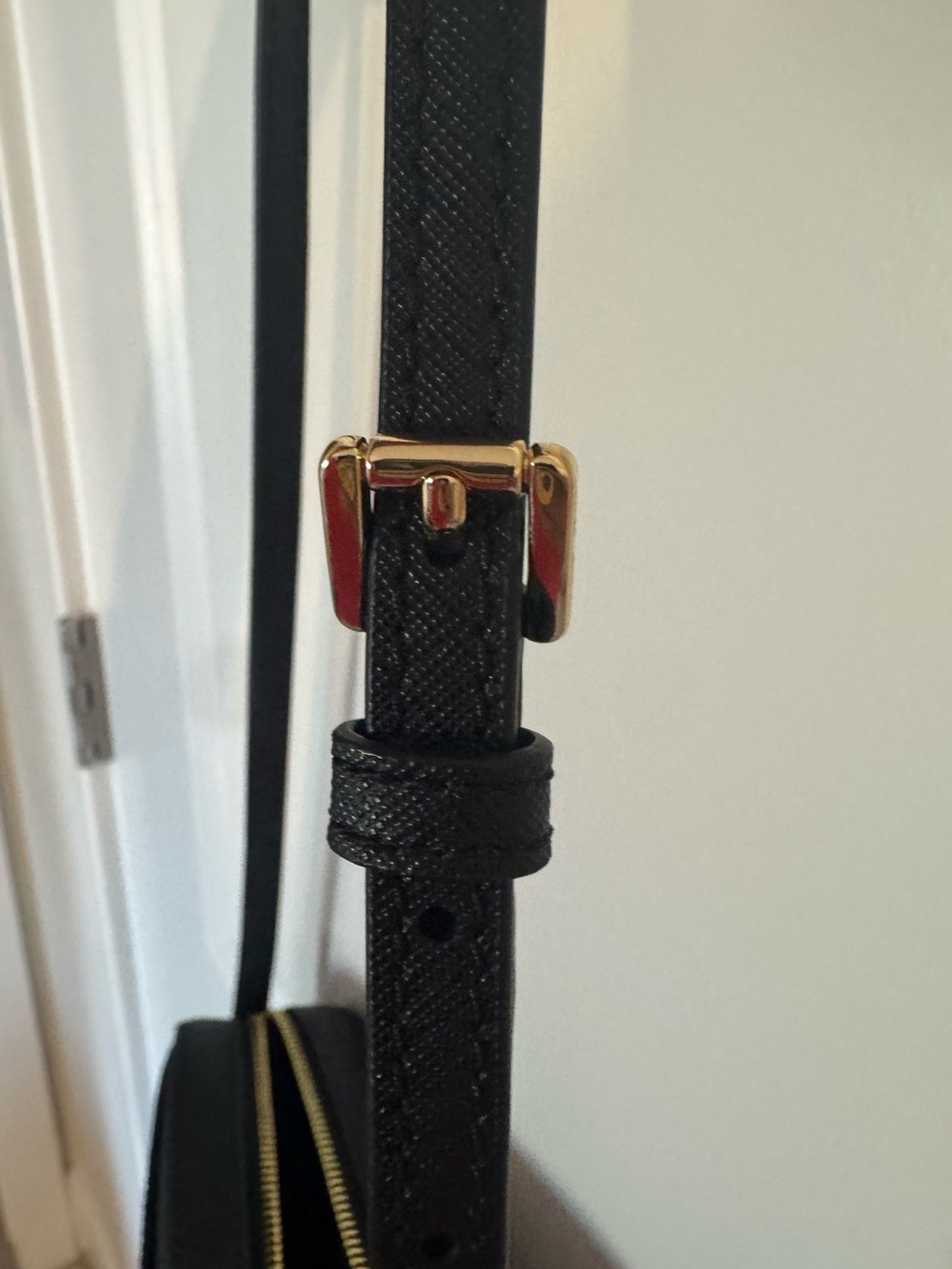Jet Set Large Saffiano Crossbody bag with gold chain. - Picture 7 of 11